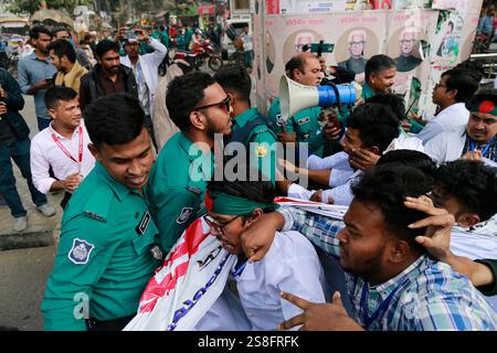 Dhaka, Bangladesch. Januar 2025. Studenten der Medical Assistant Training Schools (MATS) blockierten die Kreuzung Shahbagh in der Hauptstadt, um ihre vier-Punkte-Forderung zu realisieren, einschließlich der Rekrutierung für freie Stellen in der 10. Klasse und der Schaffung von Beschäftigungsmöglichkeiten, am 22. Januar 2025 in Dhaka, Bangladesch. Die verbleibenden drei Forderungen sind - die Abschaffung des Health Professionals Board und die Bildung eines neuen Boards namens Medical Education Board of Bangladesch, die Sicherstellung von Möglichkeiten für die Hochschulbildung in klinischen Fächern, die mit dem MATS Curriculum ausgerichtet sind, und die Umbenennung Medical Assistant Tra Stockfoto