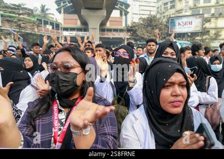 Dhaka, Bangladesch. Januar 2025. Studenten der Medical Assistant Training Schools (MATS) blockierten die Kreuzung Shahbagh in der Hauptstadt, um ihre vier-Punkte-Forderung zu realisieren, einschließlich der Rekrutierung für freie Stellen in der 10. Klasse und der Schaffung von Beschäftigungsmöglichkeiten, am 22. Januar 2025 in Dhaka, Bangladesch. Die verbleibenden drei Forderungen sind - die Abschaffung des Health Professionals Board und die Bildung eines neuen Boards namens Medical Education Board of Bangladesch, die Sicherstellung von Möglichkeiten für die Hochschulbildung in klinischen Fächern, die mit dem MATS Curriculum ausgerichtet sind, und die Umbenennung Medical Assistant Tra Stockfoto
