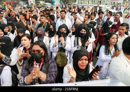 Dhaka, Bangladesch. Januar 2025. Studenten der Medical Assistant Training Schools (MATS) blockierten die Kreuzung Shahbagh in der Hauptstadt, um ihre vier-Punkte-Forderung zu realisieren, einschließlich der Rekrutierung für freie Stellen in der 10. Klasse und der Schaffung von Beschäftigungsmöglichkeiten, am 22. Januar 2025 in Dhaka, Bangladesch. Die verbleibenden drei Forderungen sind - die Abschaffung des Health Professionals Board und die Bildung eines neuen Boards namens Medical Education Board of Bangladesch, die Sicherstellung von Möglichkeiten für die Hochschulbildung in klinischen Fächern, die mit dem MATS Curriculum ausgerichtet sind, und die Umbenennung Medical Assistant Tra Stockfoto