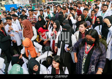 Dhaka, Bangladesch. Januar 2025. Studenten der Medical Assistant Training Schools (MATS) blockierten die Kreuzung Shahbagh in der Hauptstadt, um ihre vier-Punkte-Forderung zu realisieren, einschließlich der Rekrutierung für freie Stellen in der 10. Klasse und der Schaffung von Beschäftigungsmöglichkeiten, am 22. Januar 2025 in Dhaka, Bangladesch. Die verbleibenden drei Forderungen sind - die Abschaffung des Health Professionals Board und die Bildung eines neuen Boards namens Medical Education Board of Bangladesch, die Sicherstellung von Möglichkeiten für die Hochschulbildung in klinischen Fächern, die mit dem MATS Curriculum ausgerichtet sind, und die Umbenennung Medical Assistant Tra Stockfoto
