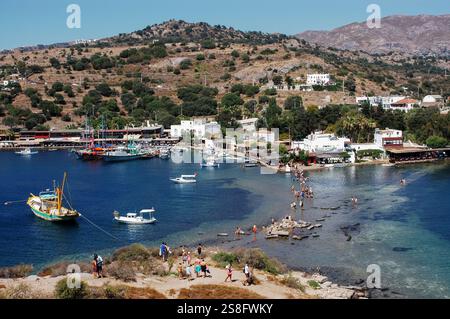 Weitwinkelblick von Gumusluk, einem Küstendorf und Fischerhafen in Bodrum, Provinz Mugla, Südwesten der Türkei. (Juli 2009) Stockfoto