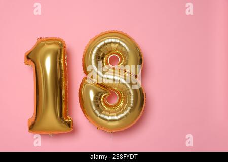 18. Geburtstag, Coming-of-Age-Party. Nummerierte Ballons auf rosa Hintergrund, Leerzeichen für Text Stockfoto