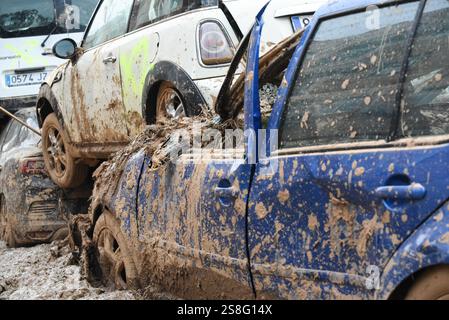 Aus der Nähe zerquetschte Autos, die mit Schlamm bedeckt und sich nach der DANA-Überschwemmung im Schlamm aufgestapelt haben. Massanassa, Spanien. Stockfoto