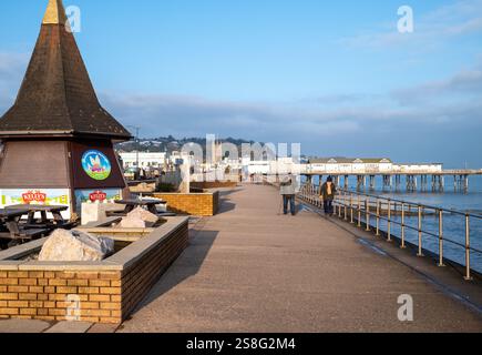 Teignmouth am Meer mit Spaziergängen und Teignmouth Pier und St. Michaels Kirchturm im Hintergrund. Stockfoto