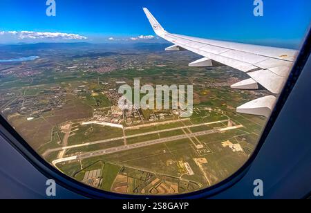 Luftbild, Blick aus dem Flugzeug auf die Flugzeugtragfläche, Übersicht Flughafen Giovanni Farina, Militärflugplatz Decimomannu, Aeroporto Militare Decimomannu, Fernsicht mit Wolken und blauem Himmel, San Sperate, Europa, Provincia del Sud Sardegna, Italien ACHTUNGxMINDESTHONORARx60xEURO *** Stockfoto