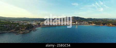 Küstennähe: Lloret de Mar von oben. Katalonien, Spanien, Costa Brava. Stockfoto