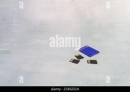 Speicherkarten auf strukturiertem grauen Hintergrund. Technologie-Storage-Konzept Stockfoto