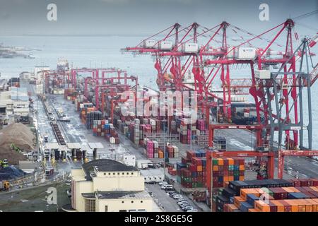 Containerfracht im Hafen von Alcantara in Lissabon bei bewölktem Wetter. Stockfoto