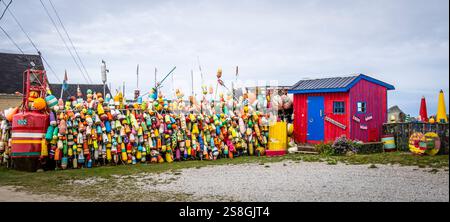 Die farbenfrohe Yarmouth Boje Wall am Cape Forchu in Yarmouth Bar, Nova Scotia, Kanada Stockfoto