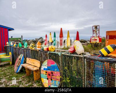 Bojen an der farbenfrohen Yarmouth Boje Wall am Cape Forchu in Yarmouth Bar, Nova Scotia, Kanada Stockfoto