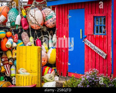 Bojen an der farbenfrohen Yarmouth Boje Wall am Cape Forchu in Yarmouth Bar, Nova Scotia, Kanada Stockfoto