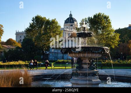 Wien, Österreich - 9. Oktober 2021: Brunnen im Volksgarten in Wien, Österreich an einem sonnigen Herbsttag. Stockfoto