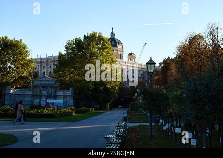 Wien, Österreich - 9. Oktober 2021: Pfad im Schatten am Volksgarten in Wien, Österreich an einem sonnigen Herbstnachmittag. Stockfoto