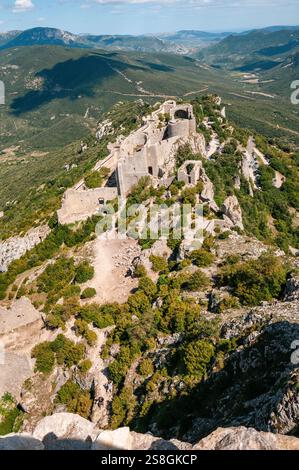 Luftaufnahme des Donjon Vieux von Peyrepertuse aus Sant-Jordi, Aude, Frankreich Stockfoto