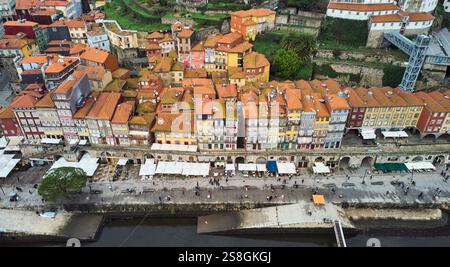 Luftaufnahme der Altstadt von Porto. Blick auf die Altstadt von Portugal auf die ribeira aus der Vogelperspektive mit bunten Häusern. Stockfoto