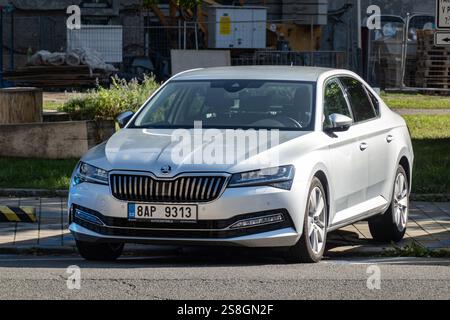 OSTRAVA, TSCHECHIEN - 28. SEPTEMBER 2023: Silberner Skoda Superb III Liftback Car parkt auf der Straße Stockfoto
