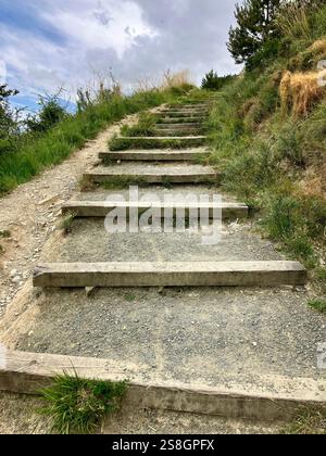 Steiler Pfad und Stufen, Monte Narval auf dem Camino Francés, Navarra, Spanien Stockfoto