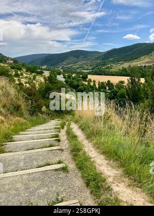 Von oben gesehen; steiler Pfad und Stufen den Monte Narval auf dem französischen Jakobsweg zwischen Zubiri und Pamplona, Navarra, Spanien Stockfoto