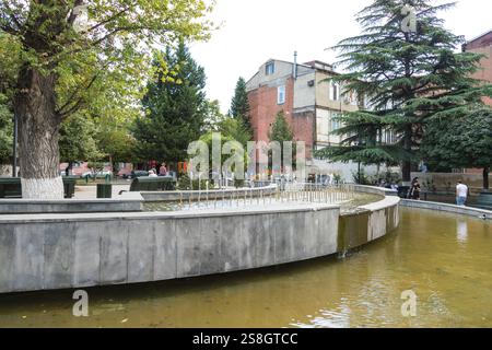 Tiflis, Georgien - 07. September 2019: Brunnen im Park. Das Zentrum der Altstadt von Tiflis. Traditionelle Architektur. Stockfoto