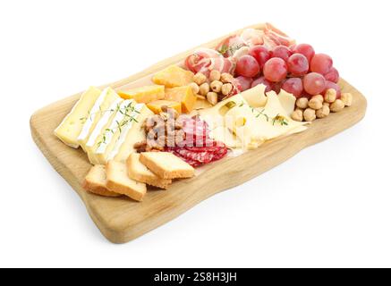 Verschiedene Käsesorten und andere Snacks, isoliert auf weiß Stockfoto