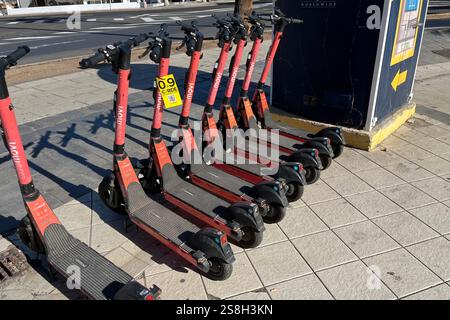 Line of Ride Movi E-Scooter (Elektroroller) parken in Costa Adeje. Teneriffa, Kanarische Inseln, Spanien. Januar 2025. Stockfoto