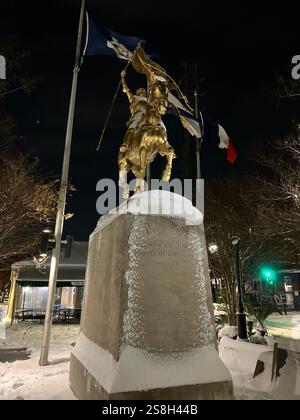New Orleans, La, USA. Januar 2025. Ein seltener Schneesturm bedeckt am 21. Januar 2025 die Joan of Arc Statue auf Decatur und das French Quarter in der Innenstadt von New Orleans mit einem bis zu 6''-Fall in The Big Easy, was einen Rekord für die Stadt aufstellte. Das letzte Mal, als es in New Orleans schneite, war 2009 bei 1/10'' und der vorherige Rekord ist 2,7'' im Dezember 1963. (Kreditbild: © Bob Daemmrich/ZUMA Press Wire) NUR REDAKTIONELLE VERWENDUNG! Nicht für kommerzielle ZWECKE! Stockfoto
