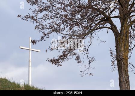 Das Heimatkreuz wurde 1993 anstelle des alten Holzkreuzes errichtet, das von den Franziskanern Mitte des 19. Jahrhunderts errichtet worden war. Th Stockfoto