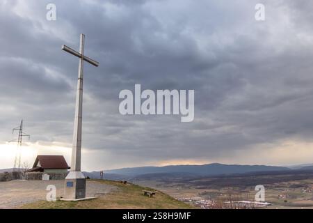 Das Heimatkreuz wurde 1993 anstelle des alten Holzkreuzes errichtet, das von den Franziskanern Mitte des 19. Jahrhunderts errichtet worden war. Th Stockfoto