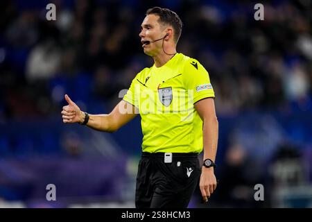 Gelsenkirchen, Deutschland. Januar 2025. GELSENKIRCHEN, DEUTSCHLAND - 22. JANUAR: Schiedsrichter Sandro Scharer gibt beim Spiel der UEFA Champions League 2024/25 Phase MD7 zwischen dem FC Shakhtar Donetsk und Stade Brestois 29 in der Arena AufSchalke am 22. Januar 2025 in Gelsenkirchen. (Foto: Rene Nijhuis/MB Media) Credit: MB Media Solutions/Alamy Live News Stockfoto