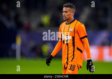 Gelsenkirchen, Deutschland. Januar 2025. GELSENKIRCHEN, DEUTSCHLAND - 22. JANUAR: Pedrinho vom FC Shakhtar Donetsk sieht beim Spiel der UEFA Champions League 2024/25 Phase MD7 zwischen dem FC Shakhtar Donetsk und Stade Brestois 29 in der Arena AufSchalke am 22. Januar 2025 in Gelsenkirchen an. (Foto: Rene Nijhuis/MB Media) Credit: MB Media Solutions/Alamy Live News Stockfoto