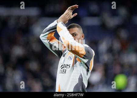 MADRID, SPANIEN - 22. Januar: Kylian Mbappe von Real Madrid begrüßt Fans beim Spiel der UEFA-Meisterliga 2024/25 zwischen Real Madrid und dem FC Red Bull Salzburg im Santiago Bernabeu Stadion. (Foto: Guillermo Martinez) Stockfoto
