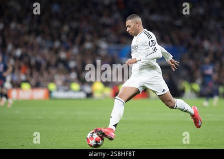 MADRID, SPANIEN - 22. Januar: Kylian Mbappe von Real Madrid im Spiel der UEFA Champions League 2024/25 zwischen Real Madrid und dem FC Red Bull Salzburg im Santiago Bernabeu Stadion. (Foto: Guillermo Martinez) Stockfoto