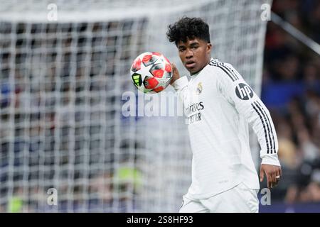 MADRID, SPANIEN - 22. Januar: Endrick von Real Madrid beim Spiel der UEFA-Meisterliga 2024/25 zwischen Real Madrid und dem FC Red Bull Salzburg im Santiago Bernabeu Stadion. (Foto: Guillermo Martinez) Stockfoto