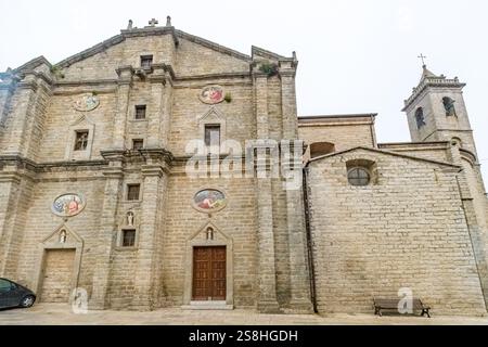 Cattédrale San Pietro Apostolo, christliche Motive an der Fassade, römisch-katholische Kirche, Tempio Pausania, Europa, Provinz Sassari, Italien Stockfoto