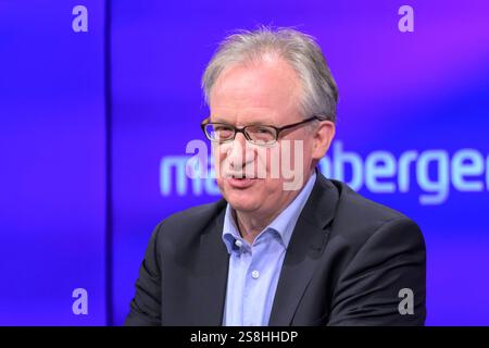 GER, Berlin, Studio, zu Gast bei - maischberger, Polittalk, TV, Format, mit Moderatorin - Sandra Maischberger, das erste, aus Adlershof - am Studio 20, im Bild v.l.: Albrecht von Lucke Journalist und Publizist 22.01.2025, Copyright: HMBxMedia/UwexKoch Stockfoto