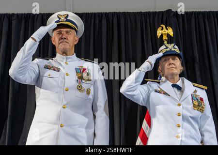 Washington, Usa. Juni 2022. U. US Coast Guard Commandant Admiral Linda L. Fagan, rechts, entlässt ADM Karl Schultz als 27. Kommandant der Küstenwache während einer Zeremonie zum Kommandowechsel im Hauptquartier der Küstenwache am 1. Juni 2022 in Washington, D.C. Fagan, wurde die erste vier-Sterne-Admiral von Präsident Donald Trump wegen Diversity, Gerechtigkeit und Inklusion entlassen. Quelle: PO1 Travis Magee/USCG Photo/Alamy Live News Stockfoto