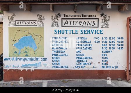 Panajachel, Solola, Guatemala. März 2024. Busfahrplan und Streckenplan gemalt auf einem Gebäude in der Nähe des Lake Atitlan. Stockfoto