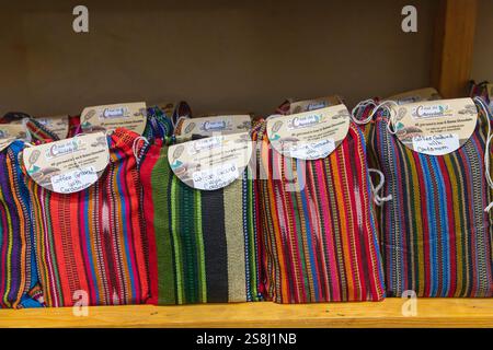 Panajachel, Solola, Guatemala. März 2024. Kaffee in traditionellen gewebten Stofftüten zum Verkauf auf einem Markt in der Nähe des Lake Atitlan. Stockfoto