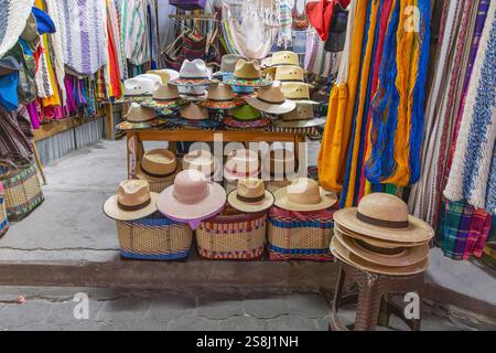 Panajachel, Solola, Guatemala. März 2024. Hüte zum Verkauf auf einem Markt in der Nähe des Lake Atitlan. Stockfoto