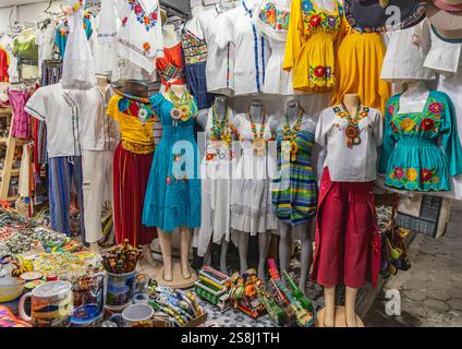 Panajachel, Solola, Guatemala. März 2024. Damentücher zum Verkauf auf einem Markt in der Nähe des Lake Atitlan. Stockfoto