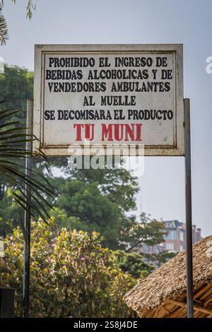 Santiago Atitlan, Solola, Guatemala. März 2024. Schild, das Alkohol- und Straßenverkäufer an einem Pier am Lake Atitlan verbietet. Stockfoto