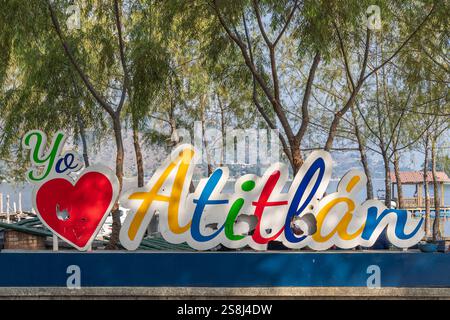 Santiago Atitlan, Solola, Guatemala. März 2024. Schild mit der Aufschrift „Ich liebe Atitlan“ in Guatemala. Stockfoto