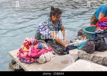 Santiago Atitlan, Solola, Guatemala. März 2024. Frauen waschen Kleidung im Atitlan-See. Stockfoto