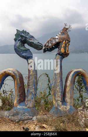 Santiago Atitlan, Solola, Guatemala. März 2024. Folk-Skulptur von Drachen am Ufer des Lake Atitlan. Stockfoto