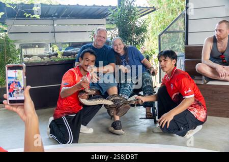 Bangkok, thailand - 25. Dezember 2024: Besucher interagieren mit Schlangen in einem Tierheim in Thailand Stockfoto