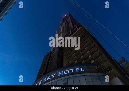Bangkok, thailand - 25. Dezember 2024: Wandausstellung des Baiyoke Sky Hotels mit dem höchsten Hotel und der Skyline Thailands Stockfoto