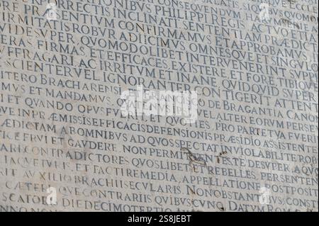 Eine Inschrift aus dem Jahr 1642 in der Kathedrale von Lissabon (Kathedrale Santa Maria Major (Sé de Lisboa)) in Lissabon, Portugal. Stockfoto