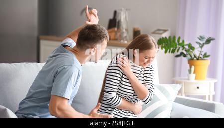 Ein wütender Ehemann, der seine verängstigte Frau zu Hause anschrie Stockfoto