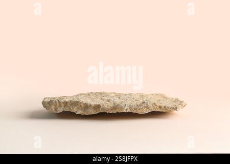 Dekoratives Steinpodium auf beigefarbenem Hintergrund Stockfoto