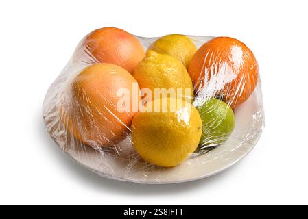 Lebensmittelverpackung aus Kunststoff mit verschiedenen Zitrusfrüchten auf weißem Hintergrund Stockfoto